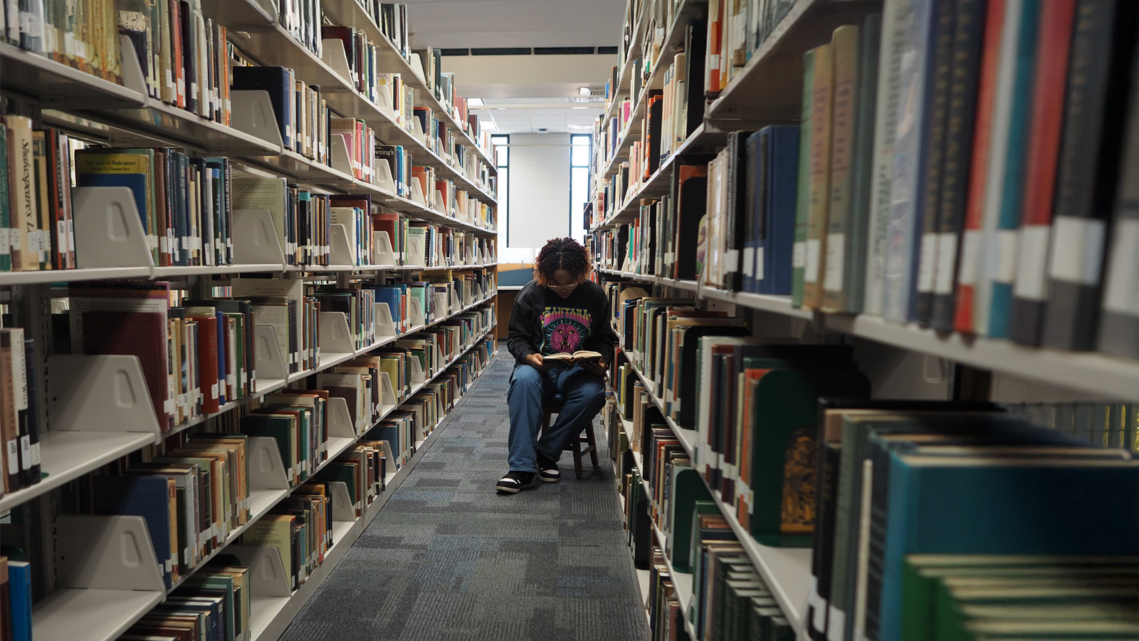 A student studying at the Hampton Campus library